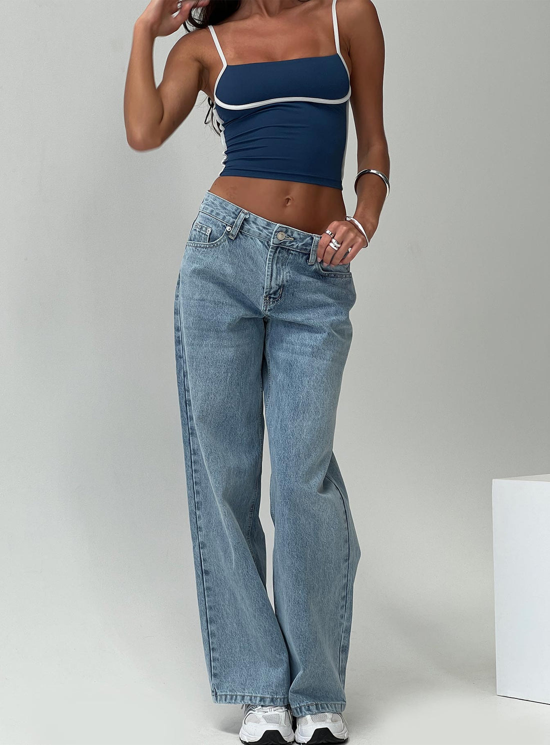 Serenitia Mid Rise Straight Leg Jeans Light Wash
